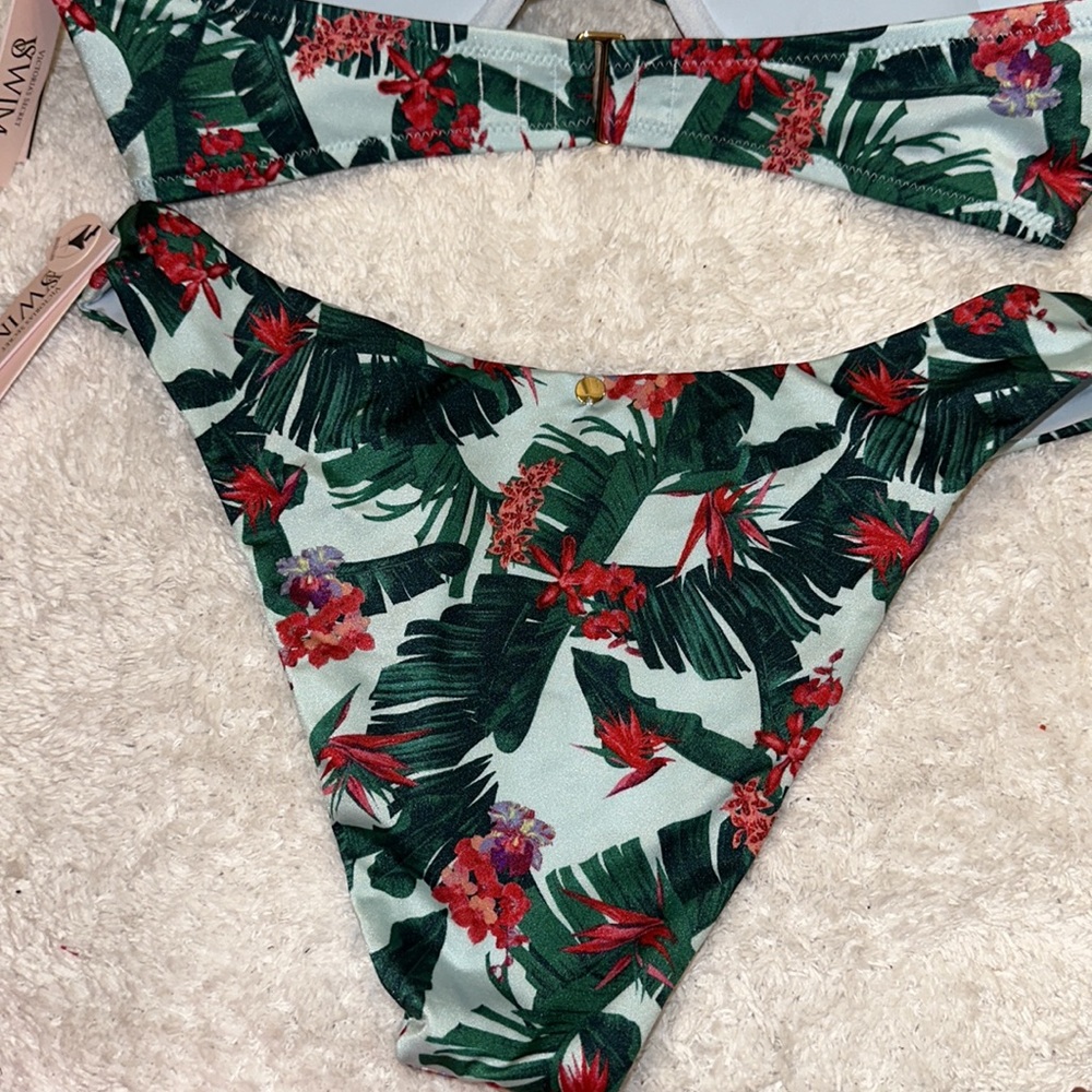 Bikini - Picture 7 of 8
